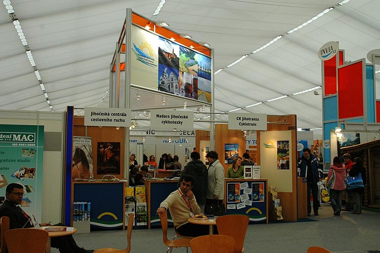 Společná expozice Jihočeské centrály cestovního ruchu na veletrhu cestovního ruchu Holiday World Praha v roce 2006, zdroj: archiv DM Český Krumlov