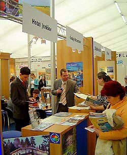 Ondřej Janáč z Infocentra Český Krumlov a pan Šťovíček z firmy Voroplavba Český Krumlov na veletrhu cestovního ruchu Holiday World Praha v roce 2006, zdroj: archiv DM Český Krumlov 