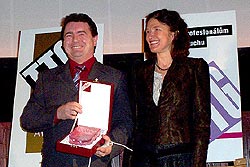 Ředitel Českokrumlovského rozvojového fondu, spol. s r.o. Ing. Miroslav Reitinger přebírá cenu TTG TRAVEL AWARD z rukou redaktorky odborného magazínu TTG na veletrhu cestovního ruchu Holiday World Praha v roce 2006, zdroj: archiv DM Český Krumlov 