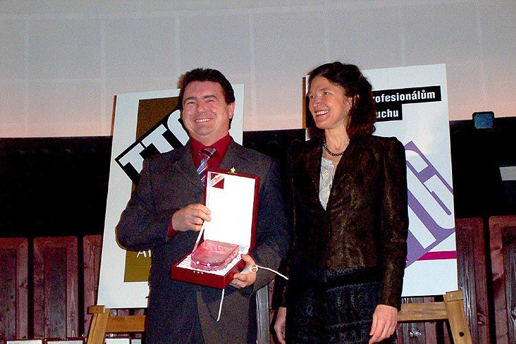 Ředitel Českokrumlovského rozvojového fondu, spol. s r.o. Ing. Miroslav Reitinger přebírá cenu TTG TRAVEL AWARD z rukou redaktorky odborného magazínu TTG na veletrhu cestovního ruchu Holiday World Praha v roce 2006, zdroj: archiv DM Český Krumlov