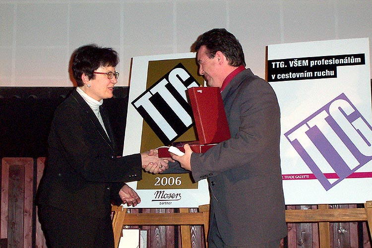 Slavnostní vyhlášení vítězů  TTG TRAVEL AWARD 2006  - ředitel Českokrumlovského rozvojového fondu, spol. s r.o. Ing. Reitinger a ředitelka TTG Czech Republic Anna Marie Zemplinerová na veletrhu cestovního ruchu Holiday World Praha v roce 2006, zdroj: archiv DM Český Krumlov
