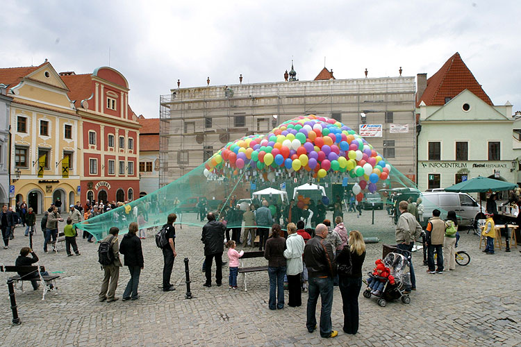 Umění nad městem, 29. dubna 2006, náměstí Svornosti, Český Krumlov, foto: © Mgr. Lubor Mrázek