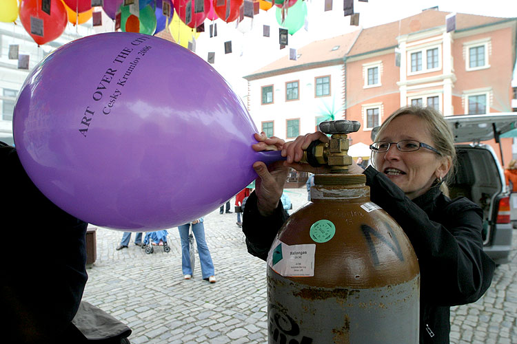 Umění nad městem, 29. dubna 2006, náměstí Svornosti, Český Krumlov, foto: © Mgr. Lubor Mrázek