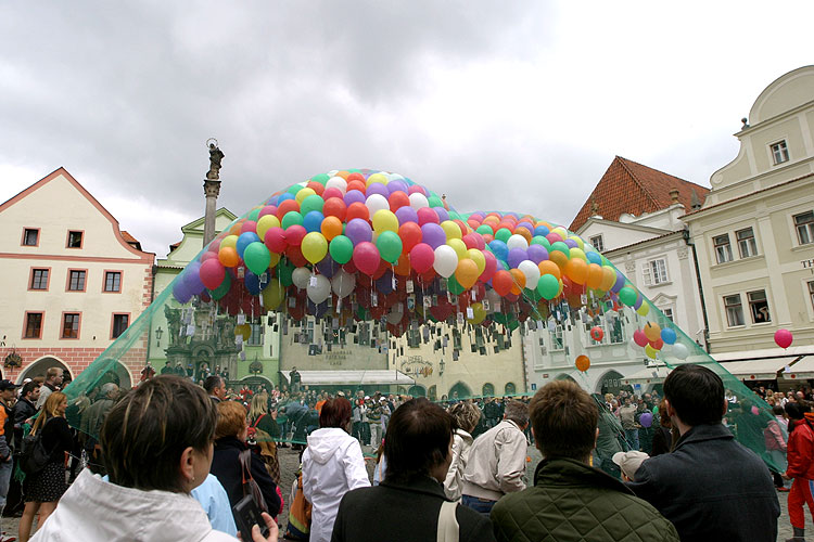 Umění nad městem, 29. dubna 2006, náměstí Svornosti, Český Krumlov, foto: © Mgr. Lubor Mrázek