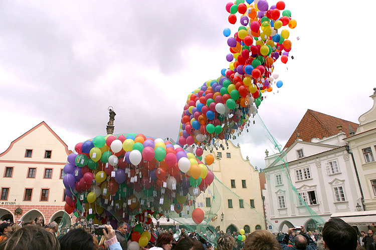 Umění nad městem, 29. dubna 2006, náměstí Svornosti, Český Krumlov, foto: © Mgr. Lubor Mrázek