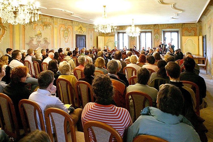 Komorní orchestr Bonn-Holzlar - benefiční koncert pro Den handicapem 2006, 29. dubna 2006, Prokyšův sál, Horní ul. 155, Český Krumlov, foto: © Mgr. Lubor Mrázek