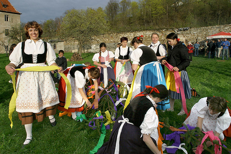 Kouzelný Krumlov - stavění májky, 30. dubna 2006, Pivovarská zahrada, Český Krumlov, foto: © Mgr. Lubor Mrázek