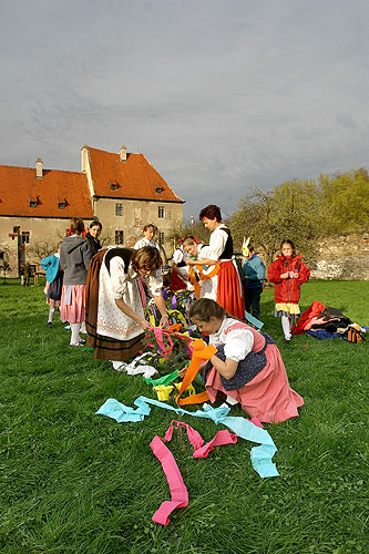 Kouzelný Krumlov - stavění májky, 30. dubna 2006, Pivovarská zahrada, Český Krumlov, foto: © Mgr. Lubor Mrázek