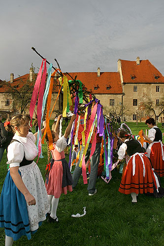 Kouzelný Krumlov - stavění májky, 30. dubna 2006, Pivovarská zahrada, Český Krumlov, foto: © Mgr. Lubor Mrázek