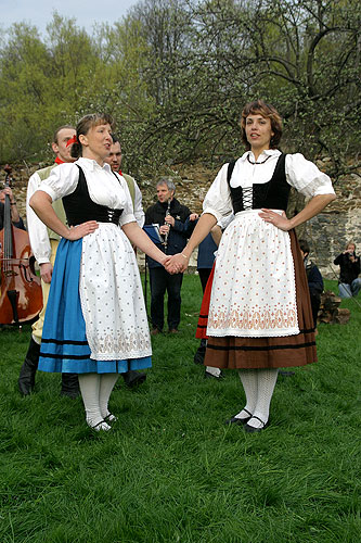 Kouzelný Krumlov - stavění májky, 30. dubna 2006, Pivovarská zahrada, Český Krumlov, foto: © Mgr. Lubor Mrázek