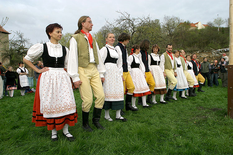 Kouzelný Krumlov - stavění májky, 30. dubna 2006, Pivovarská zahrada, Český Krumlov, foto: © Mgr. Lubor Mrázek