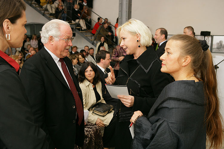 Slavnostní vernisáž výstav v Egon Schiele Art Centru 28.4.2006 - Alberto Giacometti, Ernst Scheidegger a Eva Prokopcová,, zdroj: Egon Schiele Art Centrum, foto: © Libor Sváček