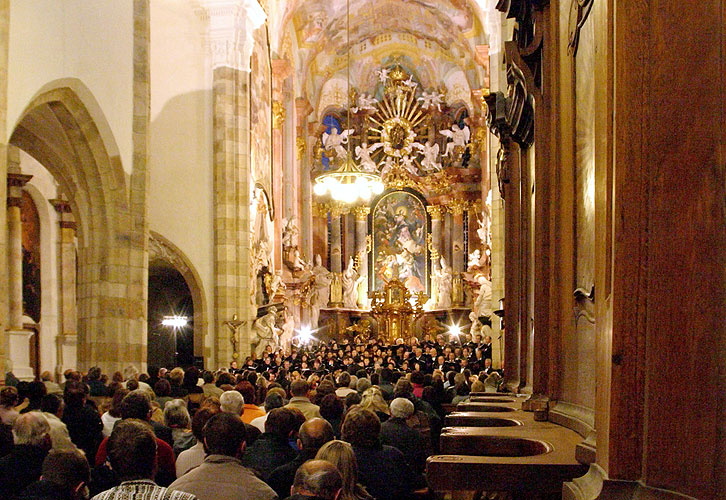 Koncert duchovní hudby v klášterním kostele ve Zlaté Koruně, 2. května 2006, zdroj: Agentura Kraus koncert, foto: © Lubor Mrázek