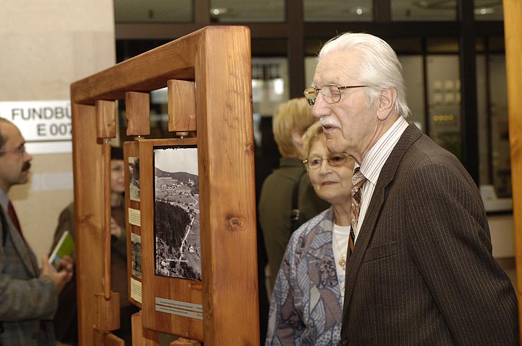 Výstava historických fotografií Josefa Seidla „Jižní Čechy známé i zapomenuté - Život na česko - bavorském pomezí“ - návštěvníci vernisáže, Linec, 7.6.2006