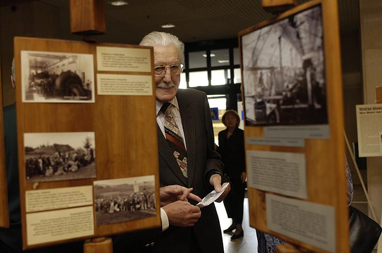 Výstava historických fotografií Josefa Seidla „Jižní Čechy známé i zapomenuté - Život na česko - bavorském pomezí“ - návštěvníci vernisáže, Linec, 7.6.2006