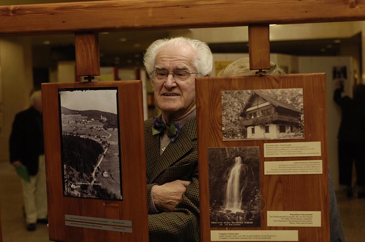 Výstava historických fotografií Josefa Seidla „Jižní Čechy známé i zapomenuté - Život na česko - bavorském pomezí“ - návštěvníci vernisáže, Linec, 7.6.2006