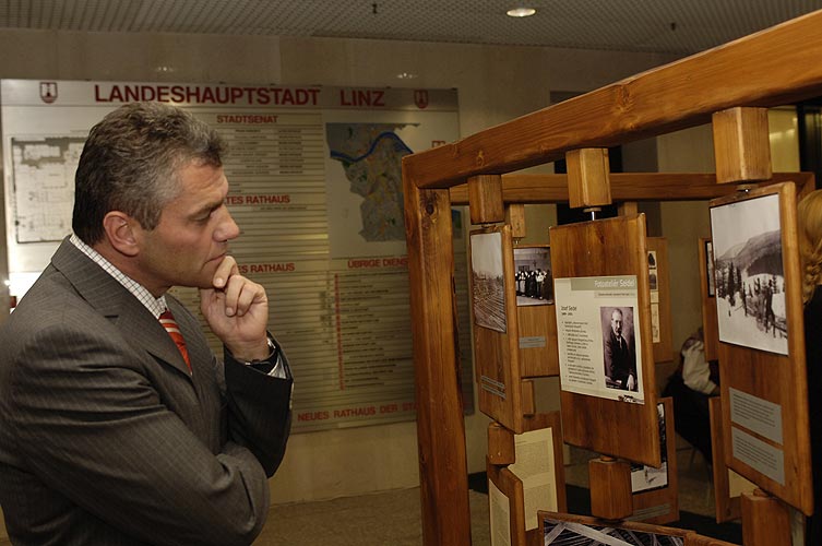 Výstava historických fotografií Josefa Seidla „Jižní Čechy známé i zapomenuté - Život na česko - bavorském pomezí“ - místostarosta města Linec Erich Watzl na vernisáži výstavy, Linec, 7.6.2006