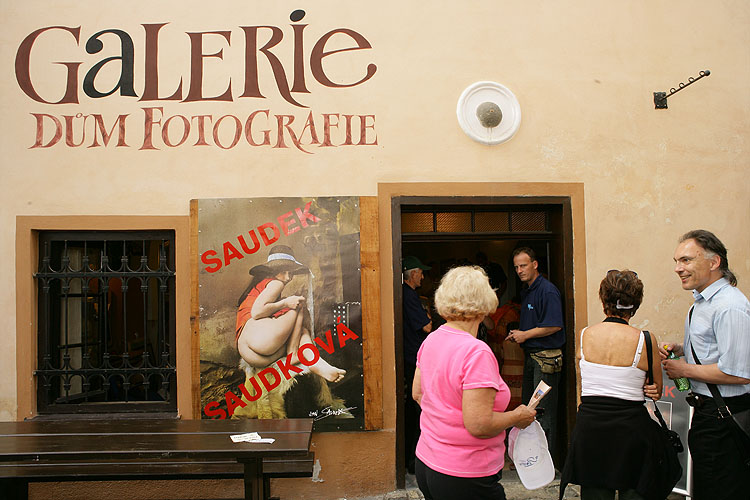 Die festliche Eröffnung der Ausstellungen Sára Saudková (Fotos) und Jan Saudek (Bilder), Haus der Fotografie in Český Krumlov, 23.6.2006, Foto: © Libor Sváček