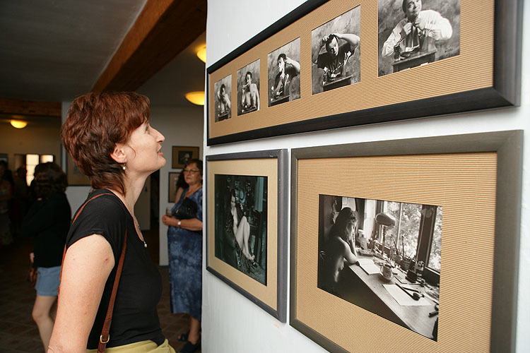 Vernisáž výstavy fotografií Sáry Saudkové a obrazů Jana Saudka, Dům fotografie Český Krumlov, 23.6.2006, foto: © Libor Sváček