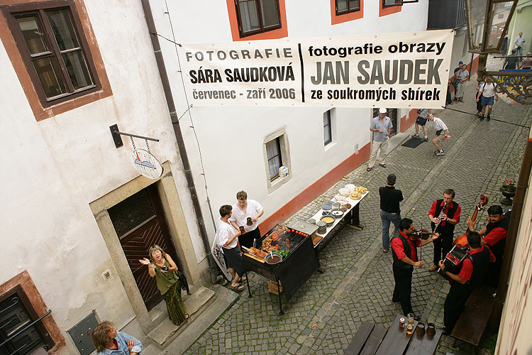 Die festliche Eröffnung der Ausstellungen Sára Saudková (Fotos) und Jan Saudek (Bilder), Haus der Fotografie in Český Krumlov, 23.6.2006, Foto: © Libor Sváček