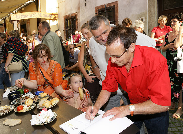 Die festliche Eröffnung der Ausstellungen Sára Saudková (Fotos) und Jan Saudek (Bilder), Haus der Fotografie in Český Krumlov, 23.6.2006, Foto: © Libor Sváček