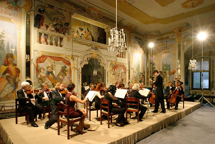 Václav Hudeček (housle), Jaroslav Janutka (hoboj) a Smyčcový orchestr Český Krumlov, 29.6.2006, Festival komorní hudby Český Krumlov, foto: © Lubor Mrázek