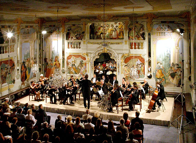 Václav Hudeček (housle), Jaroslav Janutka (hoboj) a Smyčcový orchestr Český Krumlov, 29.6.2006, Festival komorní hudby Český Krumlov, foto: © Lubor Mrázek