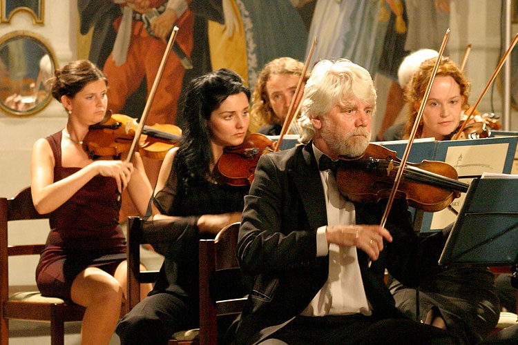 Václav Hudeček (housle), Jaroslav Janutka (hoboj) a Smyčcový orchestr Český Krumlov, 29.6.2006, Festival komorní hudby Český Krumlov, foto: © Lubor Mrázek