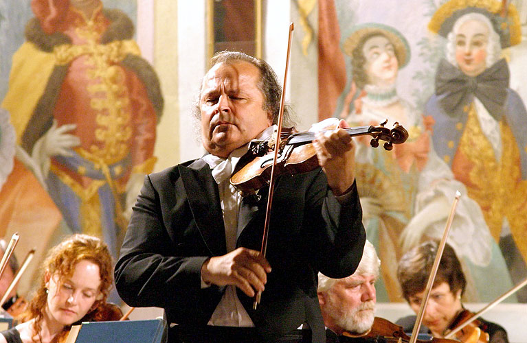 Václav Hudeček (housle), Jaroslav Janutka (hoboj) a Smyčcový orchestr Český Krumlov, 29.6.2006, Festival komorní hudby Český Krumlov, foto: © Lubor Mrázek