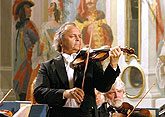 Václav Hudeček (housle), Jaroslav Janutka (hoboj) a Smyčcový orchestr Český Krumlov, 29.6.2006, Festival komorní hudby Český Krumlov, foto: © Lubor Mrázek 