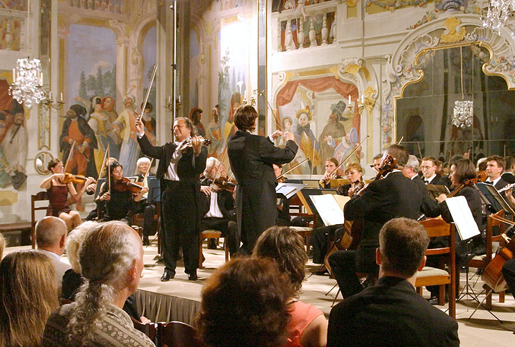 Václav Hudeček (Geige), Jaroslav Janutka (Oboe) und Streichorchester Český Krumlov, 29.6.2006, Festival der Kammermusik Český Krumlov, Foto: © Lubor Mrázek