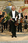 Václav Hudeček (housle), Jaroslav Janutka (hoboj) a Smyčcový orchestr Český Krumlov, 29.6.2006, Festival komorní hudby Český Krumlov, foto: © Lubor Mrázek 