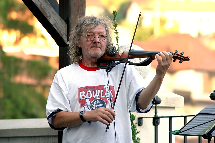 Michal Prokop a skupina Framus Five, terasa Hotelu Růže, 4.7.2006, Festival komorní hudby Český Krumlov, foto: © Lubor Mrázek