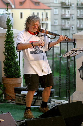 Michal Prokop a skupina Framus Five, terasa Hotelu Růže, 4.7.2006, Festival komorní hudby Český Krumlov, foto: © Lubor Mrázek