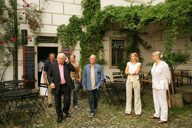 Geoffrey Hendricks: Schachteln, Leitern, Schindel und Himmel, Ausstellung Eröffnung 14. Juli 2006, Egon Schiele Art Centrum, Foto: © 2006 Libor Sváček