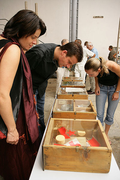 Geoffrey Hendricks: Schachteln, Leitern, Schindel und Himmel, Ausstellung Eröffnung 14. Juli 2006, Egon Schiele Art Centrum, Foto: © 2006 Libor Sváček