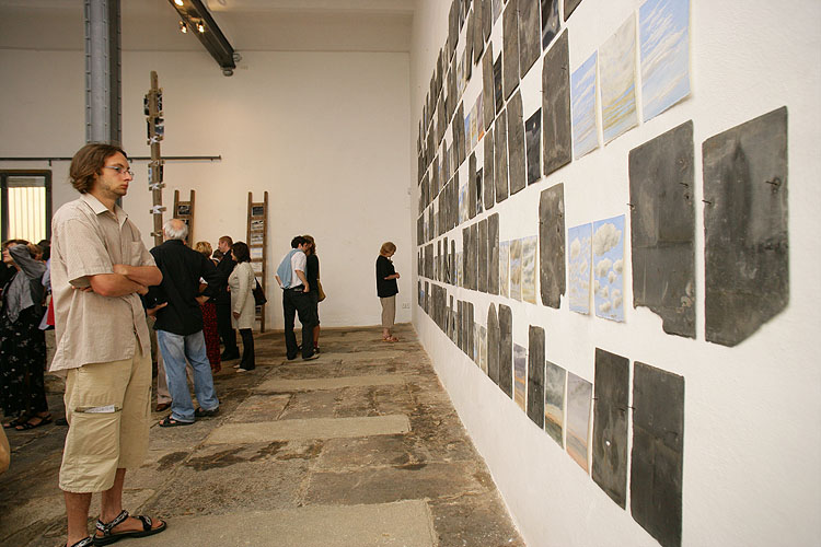 Geoffrey Hendricks: Schachteln, Leitern, Schindel und Himmel, Ausstellung Eröffnung 14. Juli 2006, Egon Schiele Art Centrum, Foto: © 2006 Libor Sváček