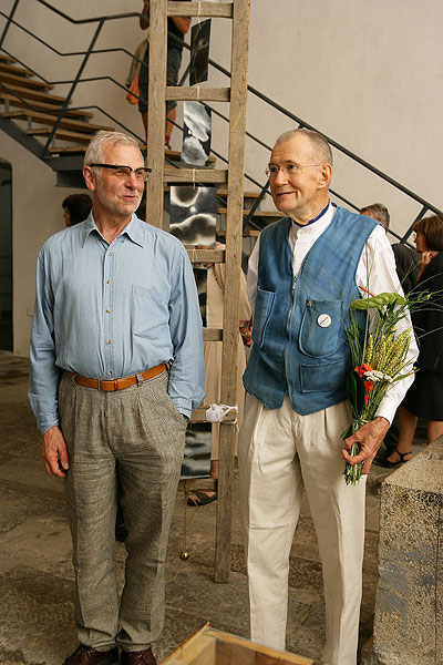 Geoffrey Hendricks: krabice, žebříky, břidlicové tašky a nebe, otevření výstavy 14. července 2006, Egon Schiele Art Centrum, foto: © 2006 Libor Sváček