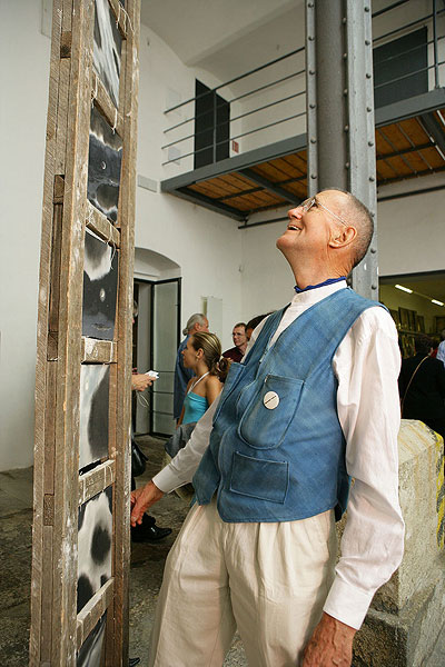 Geoffrey Hendricks: krabice, žebříky, břidlicové tašky a nebe, otevření výstavy 14. července 2006, Egon Schiele Art Centrum, foto: © 2006 Libor Sváček