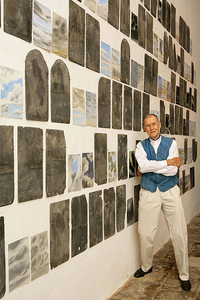 Geoffrey Hendricks: krabice, žebříky, břidlicové tašky a nebe, otevření výstavy 14. července 2006, Egon Schiele Art Centrum