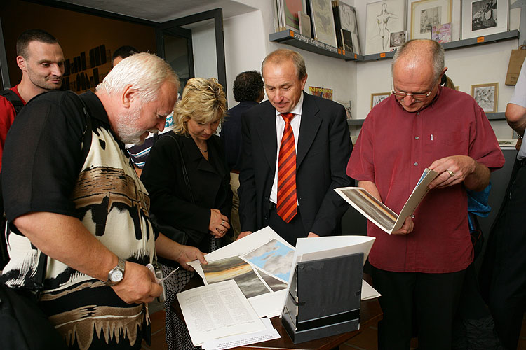 Geoffrey Hendricks: krabice, žebříky, břidlicové tašky a nebe, otevření výstavy 14. července 2006, Egon Schiele Art Centrum, foto: © 2006 Libor Sváček