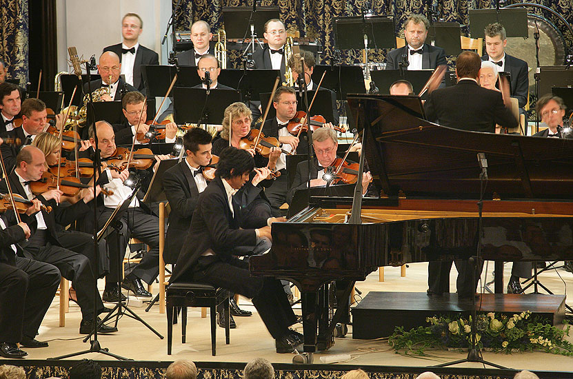 Opening Ceremony. In attandance: President of the Czech Republic Václav Klaus, Jong-Won Kim – piano (Korea), The Czech Radio Symphony Orchestra, conducted by: Maxim Shostakovich (Russia, USA), 21.7.2006,International Music Festival Český Krumlov 2006, source: © Auviex s.r.o., photo: Libor Sváčwk