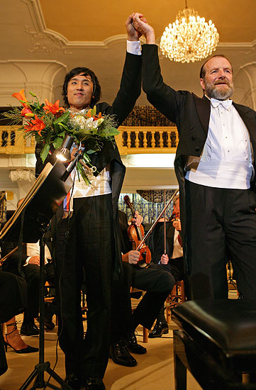 Opening Ceremony. In attandance: President of the Czech Republic Václav Klaus, Jong-Won Kim – piano (Korea), The Czech Radio Symphony Orchestra, conducted by: Maxim Shostakovich (Russia, USA), 21.7.2006,International Music Festival Český Krumlov 2006, source: © Auviex s.r.o., photo: Libor Sváčwk