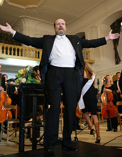 Opening Ceremony. In attandance: President of the Czech Republic Václav Klaus, Jong-Won Kim – piano (Korea), The Czech Radio Symphony Orchestra, conducted by: Maxim Shostakovich (Russia, USA), 21.7.2006,International Music Festival Český Krumlov 2006, source: © Auviex s.r.o., photo: Libor Sváčwk