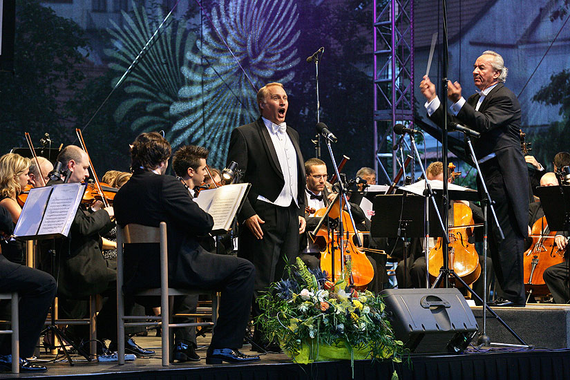 David N. Gustafson (USA) - Tenor, Mi-Hae Park - Sopran (Korea), Brauereigarten, 22.7.2006, Internationales Musikfestival Český Krumlov 2006, Bildsquelle: © Auviex s.r.o., Foto: Libor Sváčwk