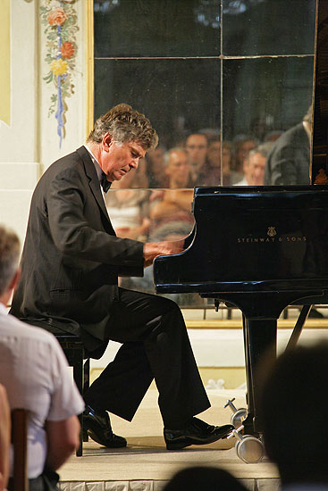 Eugen Indjic (USA), Piano Recital, 27.7.2006, International Music Festival Český Krumlov 2006, Masquerade hall of chateau Český Krumlov, source: © Auviex s.r.o., photo: Libor Sváček