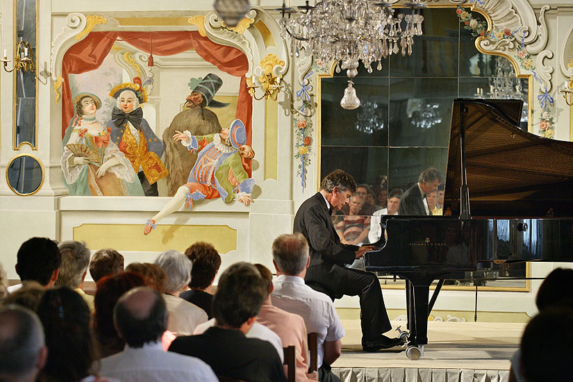 Eugen Indjic (USA), Piano Recital, 27.7.2006, International Music Festival Český Krumlov 2006, Masquerade hall of chateau Český Krumlov, source: © Auviex s.r.o., photo: Libor Sváček