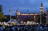 Joan Faulkner (USA) - singing, Gustav Brom Big Band, Art Leader Vlado Valovič, Brewery Garden, 29.7.2006, International Music Festival Český Krumlov 2006, source: © Auviex s.r.o., photo: Libor Sváček 