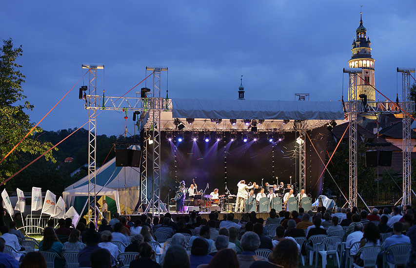 Joan Faulkner (USA) - singing, Gustav Brom Big Band, Art Leader Vlado Valovič, Brewery Garden, 29.7.2006, International Music Festival Český Krumlov 2006, source: © Auviex s.r.o., photo: Libor Sváček