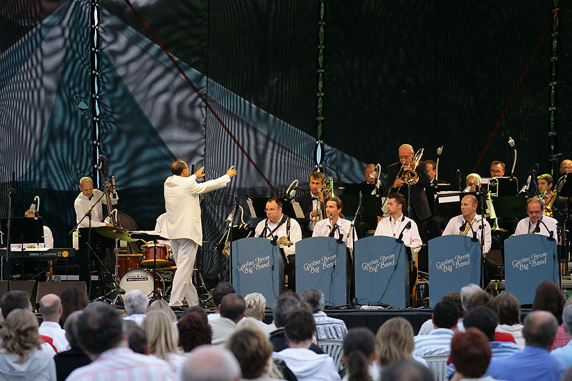 Joan Faulkner (USA) - singing, Gustav Brom Big Band, Art Leader Vlado Valovič, Brewery Garden, 29.7.2006, International Music Festival Český Krumlov 2006, source: © Auviex s.r.o., photo: Libor Sváček